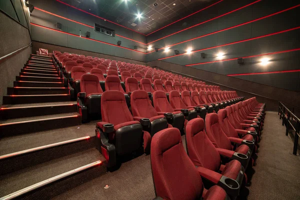 Пустой Кинозал Красными Креслами Стульями — стоковое фото