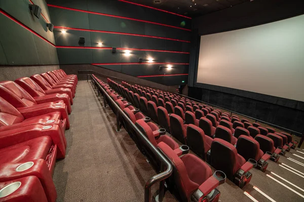 有红色座位和椅子的空电影院 — 图库照片