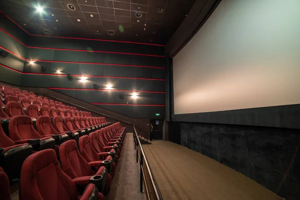 Leerer Kinosaal Mit Roten Sitzen Und Stühlen — Stockfoto