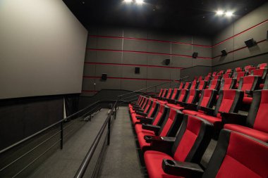 Modern bir salonun içinde.