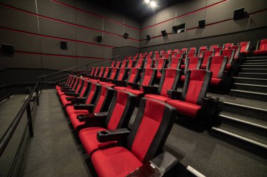 Sinema salonunda boş koltuklar.