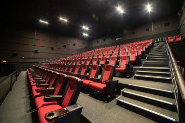 Konferans salonunda boş sinema koltukları