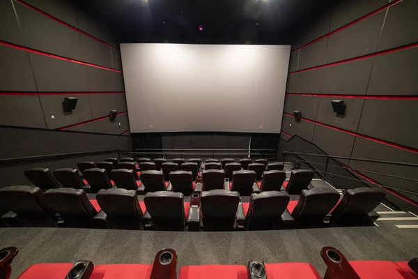 Άδεια Αίθουσα Κινηματογράφου Κόκκινα Καθίσματα Και Καρέκλες — Φωτογραφία Αρχείου