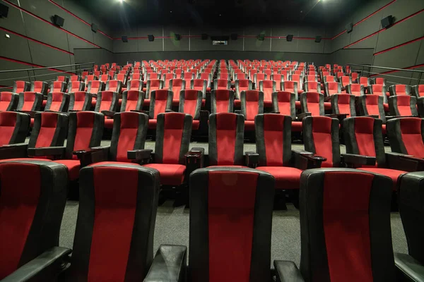 赤い座席と椅子のある空の映画館 — ストック写真