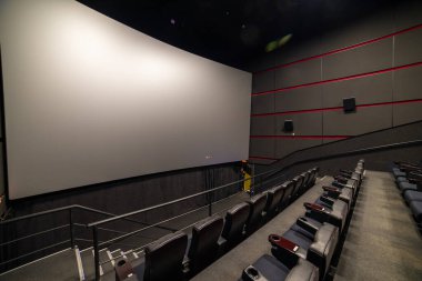 Modern bir salonun içinde.