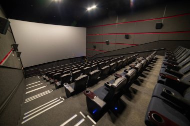 Konferans salonunda boş oditoryum