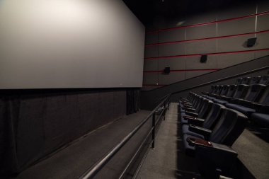 Modern bir binanın içinde.