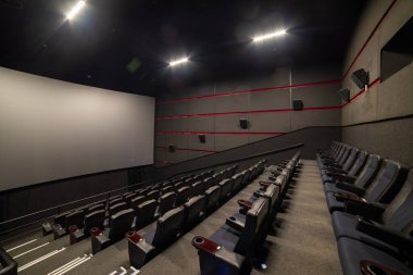 Modern bir salonun içinde.