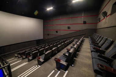 Konferans salonunda boş oditoryum