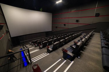 Sandalye ve koltuklu boş oditoryum