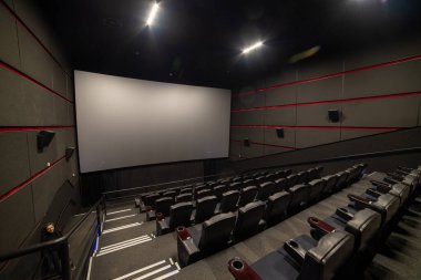 Kırmızı koltukları ve sandalyeleri olan boş oditoryum