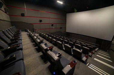 Modern bir ofisin içinde.