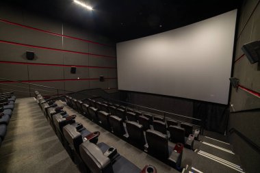 Kırmızı koltukları ve sandalyeleri olan boş oditoryum