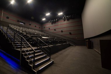 Modern bir salonun içinde.