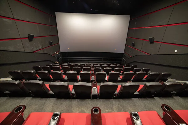 有红色座位和椅子的空电影院 — 图库照片