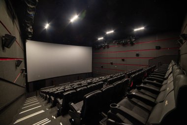 Kırmızı koltukları ve sandalyeleri olan boş oditoryum