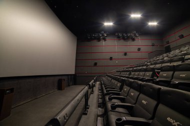 Modern bir salonun içinde.