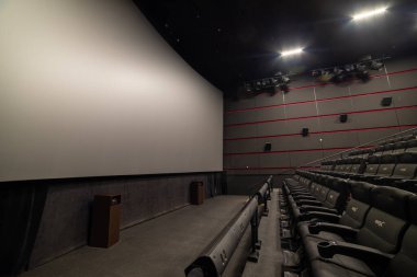 Modern bir salonun içinde.