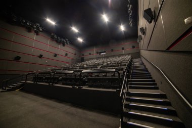 Modern bir salonun içinde.