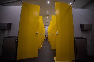 Modern bir binanın içinde.