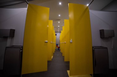 Modern bir binanın içinde.