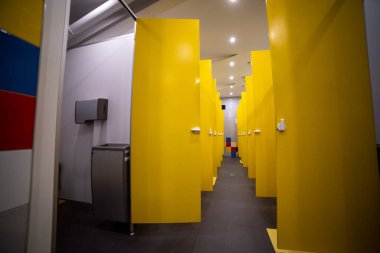 Modern bir otelin içinde.