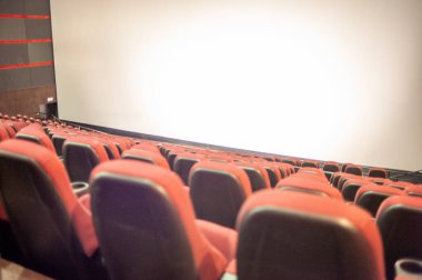 Salondaki boş sinema koltukları