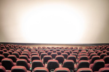 Kırmızı koltukları ve bir sürü ışığı olan boş sinema.
