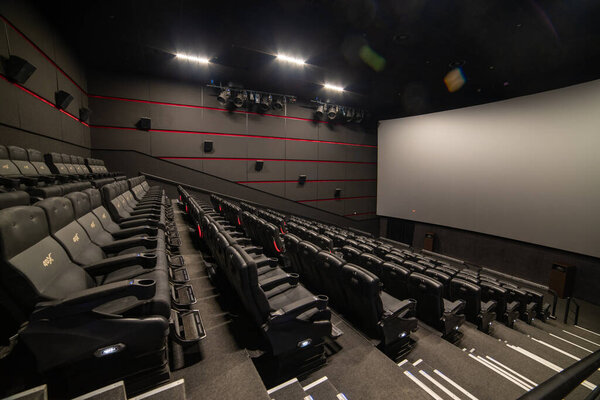 Пустые места в зрительном зале
