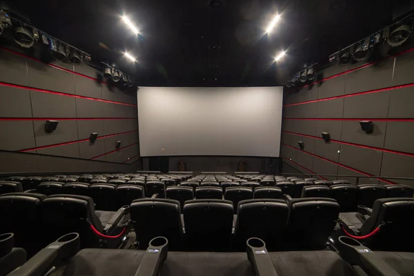 座席と椅子を備えた空の映画館 — ストック写真