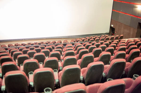空の映画館 赤の席 コンサート エンターテイメント — ストック写真