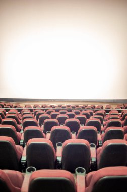 Kırmızı koltukları ve bir sürü ışığı olan boş sinema salonu