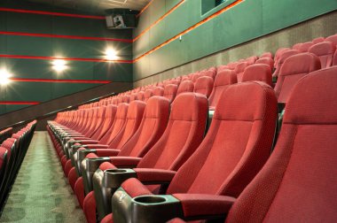 Sinema salonunda boş koltuklar.