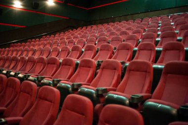 Sinema salonunda boş koltuklar.