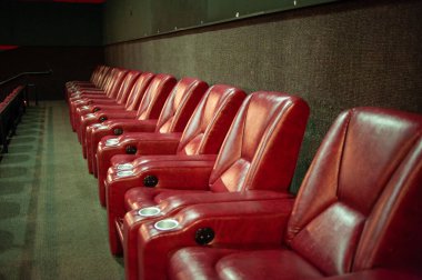 Sinema salonunda boş koltuklar.
