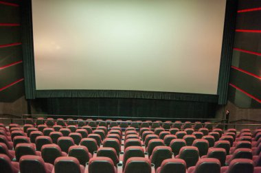 Koltukları ve tiyatrosu olan boş sinema salonu