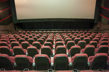 Koltukları ve sandalyeleri olan boş sinema salonu.