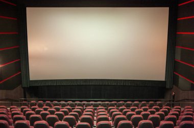 Boş sinema, kırmızı koltuklar ve sinema salonu..