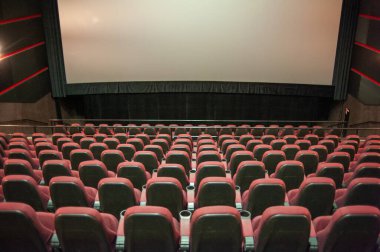 Koltukları ve tiyatrosu olan boş sinema.
