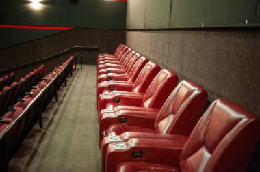 Sinema salonunda boş koltuklar.