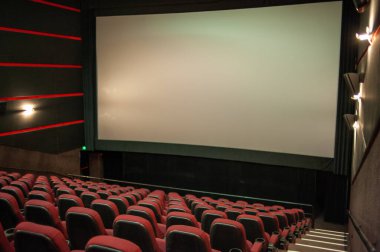 Koltukları ve tiyatrosu olan boş sinema.