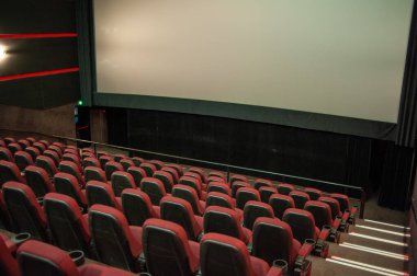 Koltukları ve sandalyeleri olan boş sinema salonu.