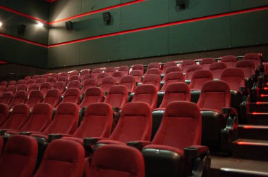 Salondaki boş sinema koltukları