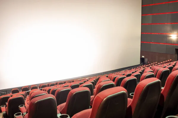 Άδειο Αμφιθέατρο Κινηματογράφου Κόκκινα Καθίσματα Και Πολύ Φως — Φωτογραφία Αρχείου