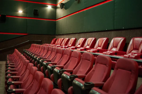 Sinema salonunda boş koltuklar.