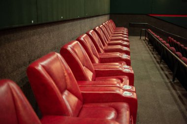 Sinema salonunda boş koltuklar.