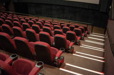 kırmızı kadife koltuklar üst üste