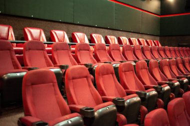 Sinema salonunda boş koltuklar.