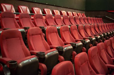 Sinema salonunda boş koltuklar.