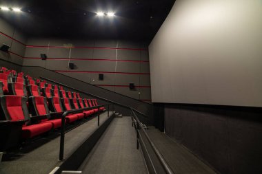 Modern bir binanın içinde.